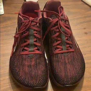Altra maroon Escalante 2